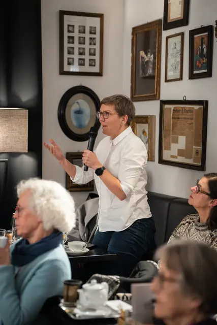Was tun, wenn das demokratische Haus wankt? Die Frage von Viviane Kalisch trieb die Gäste im Kaffeehaus Hagen um.  | Foto: Laura Boysen