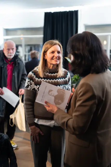 Die Abgeordnete Gudula Achterberg im Gespräch mit der Landtagspräsidentin. | Foto: Laura Boysen