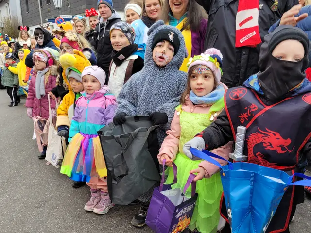 Gespannt warten die Kinder bis Süßigkeiten und kleine Geschenke durch die Luft fliegen. | Foto: Hans Peter Schmitt