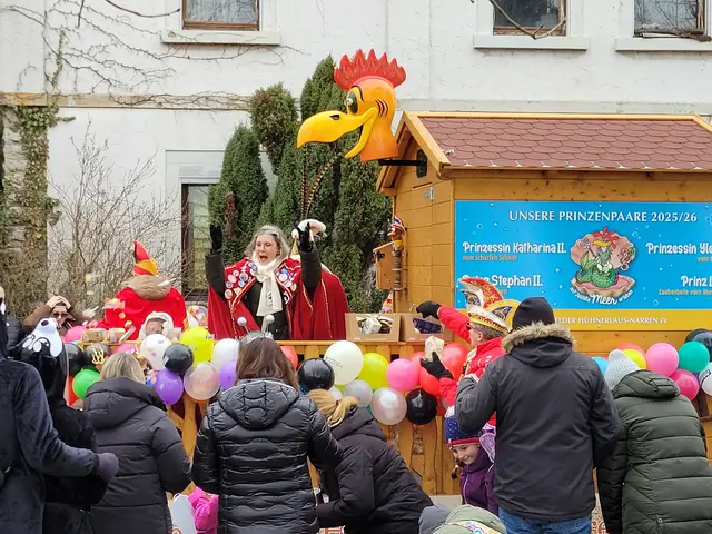 Die Prinzenpaare werfen im Akkord Bonbons und vieles mehr zu den Besuchern. Die Kinder freuen sich darüber natürlich riesig. | Foto: Hans Peter Schmitt
