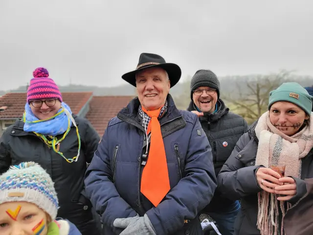 Eine orange-rote Krawatte, das war´s. Ja, lieber Jürgen, es darf schon ä bissle meh sei!  Nächstes Jahr geht das besser, gell? | Foto: Hans Peter Schmitt