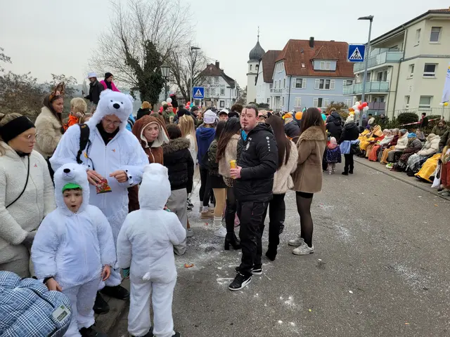 Vor dem Seniorenheim schauen sich unsere Senioren den Umzug an. | Foto: Hans Peter Schmitt