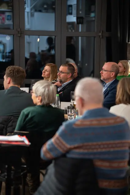 Gudula Achterberg MdL und der Heilbronner Stadtrat Holger Kimmerle lauschen dem Vortrag der Landtagspräsidentin.  | Foto: Laura Boysen