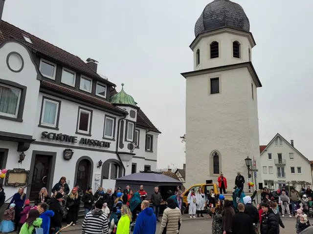 Beim alten Kirchturm kommentiert Marvin Loleit das Umzugsgeschehen. Das macht er nicht ohne Hennen-Begleitung. Ich habe sie gefragt, ob sie heute schon ein Ei gelegt haben. "Warum"?" haben sie gefragt. Nun ja, am Sonntag wird doch ein Frühstücksei serviert, oder? | Foto: Hans Peter Schmitt