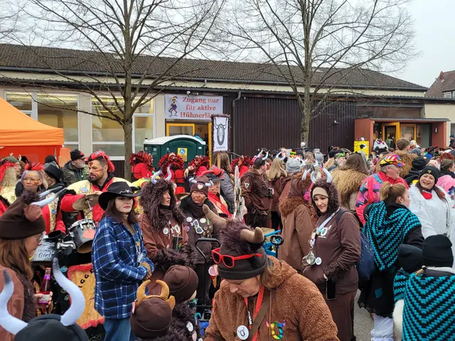 Auf dem Platz ist ganz schön was los. Haben Sie Lust, eine der Sitzungen zu besuchen? Karten gefällig? Schauen Sie mal unter "jahuehna" im Internet, dort werden Sie fündig. | Foto: Hans Peter Schmitt