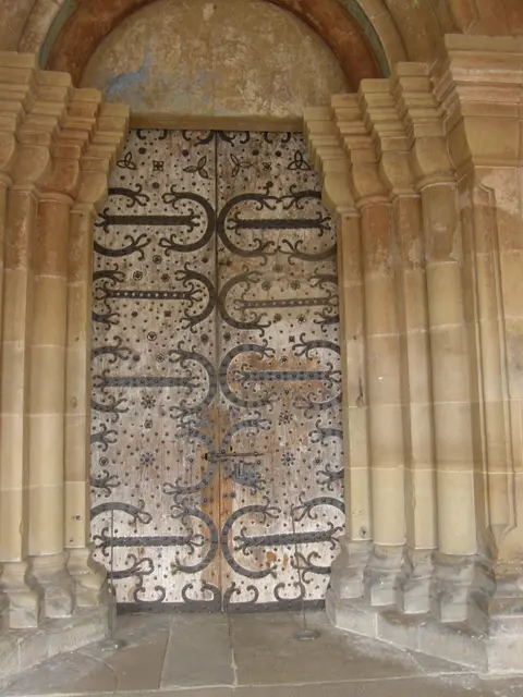 Uralt ist diese Türe in der Klosteranlage in Maulbronn. Schmiedeeisen und eisern Nagel-Ornament sind ihr Schmuck.  | Foto: Hans Peter Schmitt