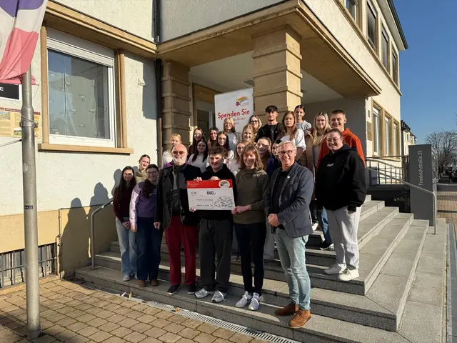 Bild: von links: Schüler der BK2-Klasse, Hans Hambücher, Laura Janositz und Dr. Thomas Ochs | Foto: Quelle: privat