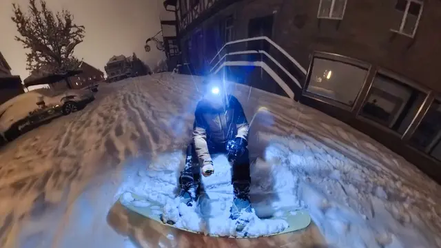 Wollte schon immer mal mit dem Snowboard die Schlossstraße runter... | Foto: Heinrich Brehm