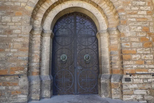 Die stabile Doppeltüre der Ritterstiftskirche St. Peter in Bad Wimpfen im Tal ist mit kunstvollem Schmiedeisen beschlagen und schon sehr alt. | Foto: Hans Peter Schmitt