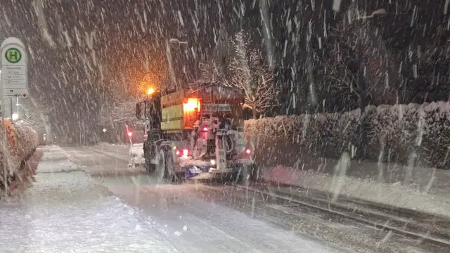 0.25 Uhr, Räumdienst im Dauereinsatz | Foto: Heinrich Brehm