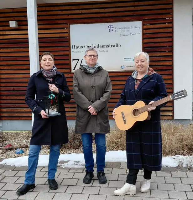 Organisatorinnen Lebendiger Adventskalender: Annette Springer, Juliane Eckstein; Vorsitzende Lebenshilfe Eppingen e. V. Brigitte Hilker bei der Spendenübergabe  | Foto: Lebenshilfe Eppingen e. V.