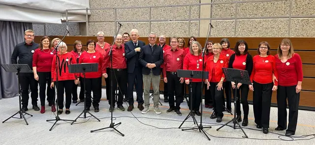 Ein Gruppenfoto des Chors Aufwind mit Heilbronns Oberbürgermeister Harry Mergel und dem baden-württembergischen Innenminister Thomas Strobl durfte beim Biberacher Bürgerempfang natürlich nicht fehlen.  | Foto: privat