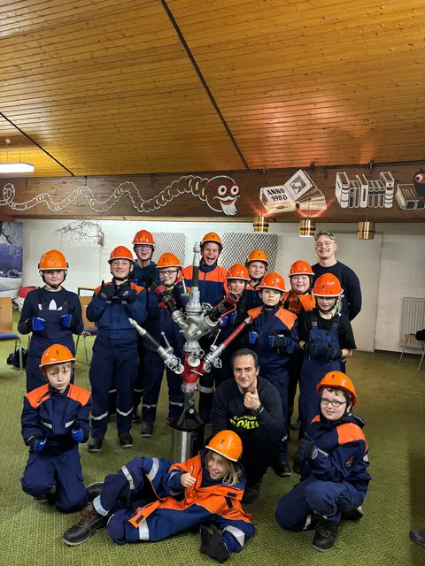 Im Rahmen der Übung zum Thema Gerätekunde wurde ein Weihnachtsbaum mit Feuerwehrarmaturen gebaut.  | Foto: Jugendfeuerwehr Gemmingen