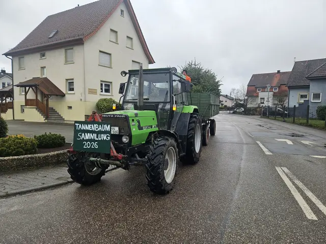 Ca. 18 Helferinnen und Helfer waren ab 10:00 Uhr mit drei Traktoren in den Straßen von Gemmingen und Stebbach unterwegs und sammelten die ausgedienten Tannenbäume der Bevölkerung. | Foto: Simon Ebert
