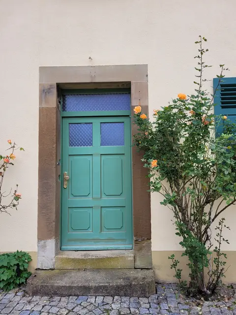 Die "Rosentüre" im Schloßgut Lautenbach in Oedheim. Die orangefarbene Rose ist wunderschön und duftet fein. Wer durch diese Türe geht, nimmt den Rosenduft mit. Das kann nur der Seele gut tun. | Foto: Hans Peter Schmitt