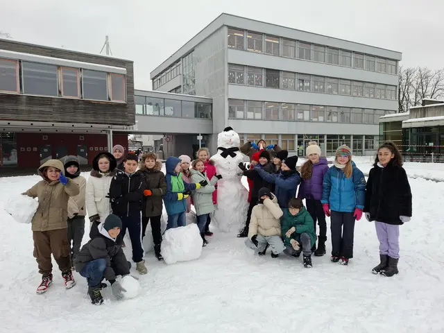Klasse 4b und Mr. Snowman  | Foto: JHS 