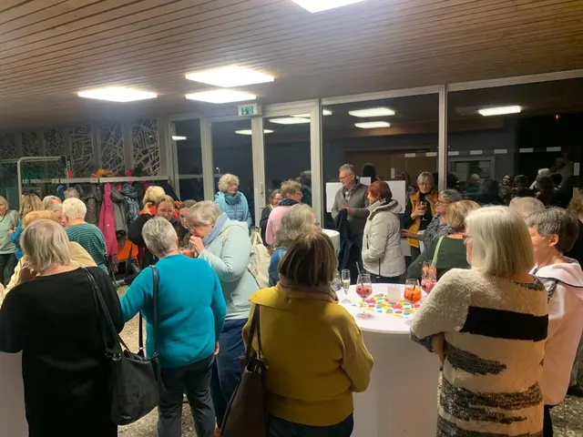 Rege Gespräche bei Cocktails und Snacks | Foto: Foto: privat