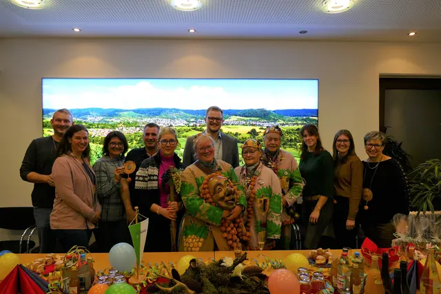 Die Bottwartäler Schlehbeucher sorgen mit traditionellen Häs, handgeschnitzten Holzmasken und guter Laune für Fasnetsstimmung bei der Gemeindeverwaltung. | Foto: Gemeinde Oberstenfeld 