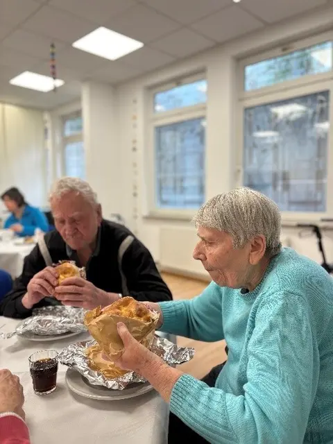 Bewohner*innen bei Döner essen | Foto: Alpenland Haus der Betreuung und Pflege Bad Rappenau