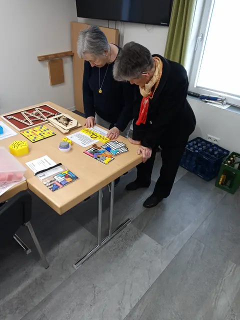 Angelika Moser (links) gibt gerne ihr Spielewissen weiter | Foto: M. Haug