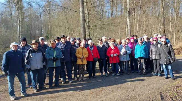 Fröhliche Wanderschar im Klosterwald Schöntal | Foto: Elfriede Baier 