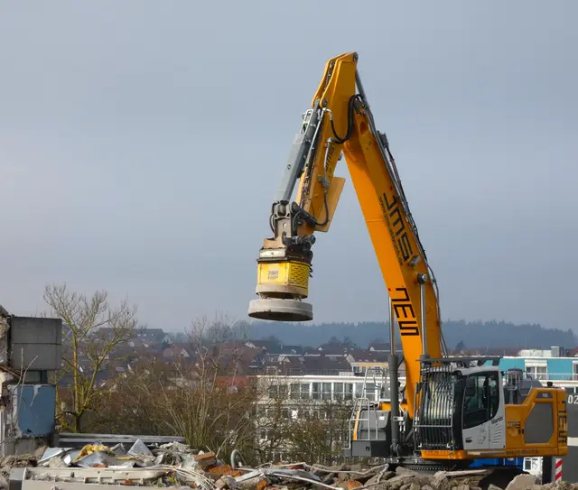 Was das wohl ist? Sieht verdammt schwer aus. Gottlob gibt's Bagger und Menschen müssen solche Arbeiten nicht bewältigen.  | Foto: sigischlottke