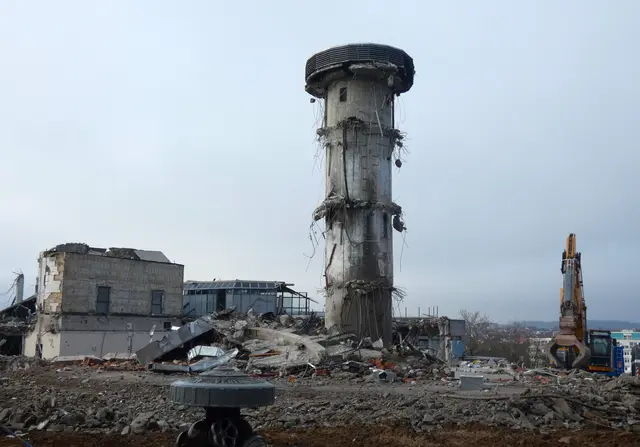 Vom Therapiezentrum steht nur noch ein Turm. Vielleicht war das mal das Treppenhaus. Der Bagger rechts daneben sucht schon nach bestimmtem Bauschutt.  | Foto: sigischlottke
