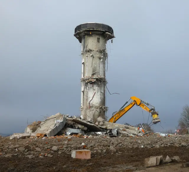 Der große Bagger sieht neben dem "Turm" vergleichsweise mickrig aus.  | Foto: sigischlottke