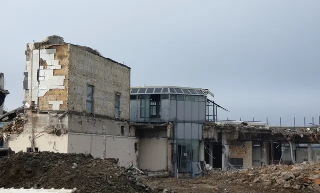 Gebäudereste des Hallenbades. | Foto: sigischlottke