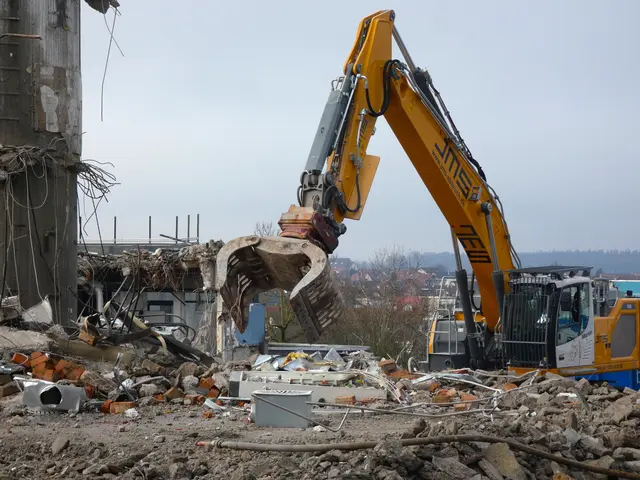 Der Bagger mit seinem "gefräßigen Maul" ist am Aufheben und sortieren.  | Foto: sigischlottke