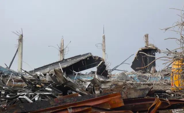Eine bizarre Schutthalde. Die Pfeiler mit den Stahlseilresten "bewachen" den Bauschutt. 
Nun bin ich gespannt, wie schnell es weitergeht...... :-) | Foto: sigischlottke