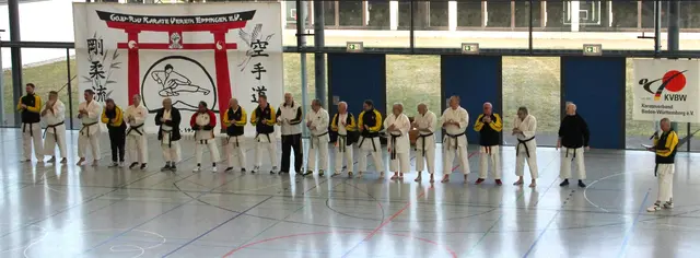 KVBW-Vorsitzender Anton Klotz (ganz rechts) stellt die Referenten beim Trainermeeting in der Eppinger Hardwaldhalle vor | Foto: Karateverein Eppingen