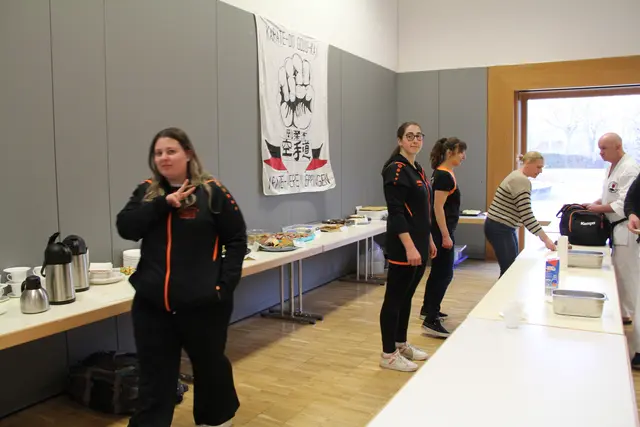 Fleißige Helfer beim Einsatz an der Theke | Foto: Karateverein Eppingen