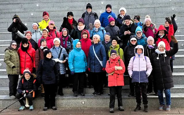 Die Wandergruppe des Kneippvereins Heilbronn auf der Treppe bei der Musikmuschel von Westerland/Sylt | Foto: Privat