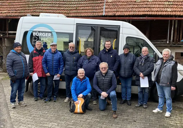 Die Großteils neuen Bürgerbus-Fahrer/innen vor der Probefahrt entlang der Neckartal-Linie | Foto: Klaus Ries-Müller