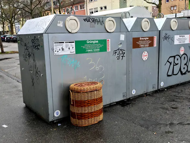 Auch vor Glascontainern wird unliebsamer Abfall entsorgt. | Foto: Heidrun Rosenberger