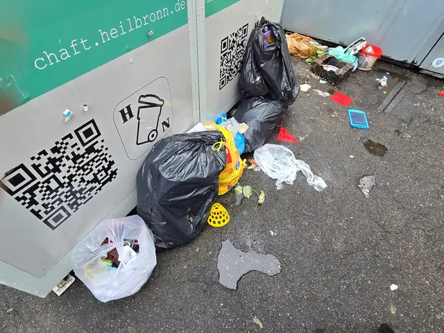 In den Säcken ist keine Kleidung sondern Abfall, aber sie stehen vor Altkleidercontainern. | Foto: Heidrun Rosenberger
