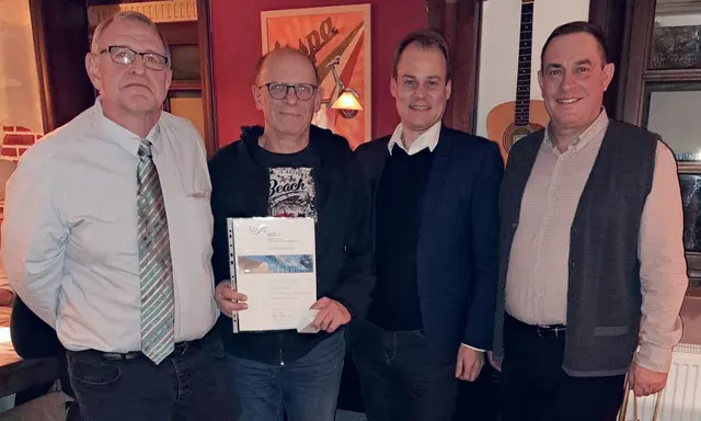 Schiedsrichter-Urgestein Gerold Heuser (2. von links) erhielt für seine langjährige ehrenamtliche Tätigkeit die goldene Ehrennadel des Badischen Sportbundes. Überreicht wurde die Auszeichnung von Thorsten Bierkamp, Präsident des Badischen Schwimmverbands (2. von rechts) und Eric Henschel, Fachwart Wasserball (ganz links). Rechts der 1. Vorsitzende der Wasserfreunde Lars Friedel. | Foto: privat