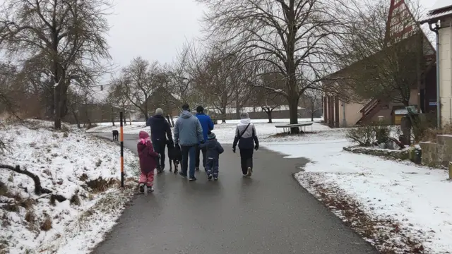 Gemeinsam durch erine Schneelandschaft weandern macht nicht nur den Erwachsenen Spaß. | Foto: Christina Hansel