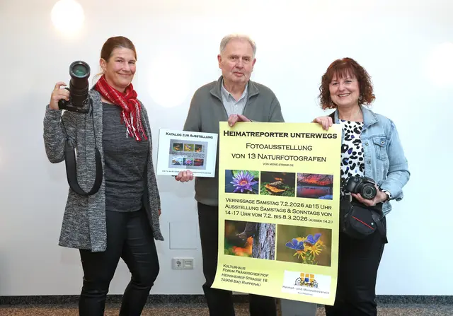 Tanja Blind, Wolfgang Kynast und Sigrid Schlottke (von links) zeigen das Plakat und den Katalog zur Ausstellung "Heimatreporter unterwegs“. | Foto: Ralf Seidel