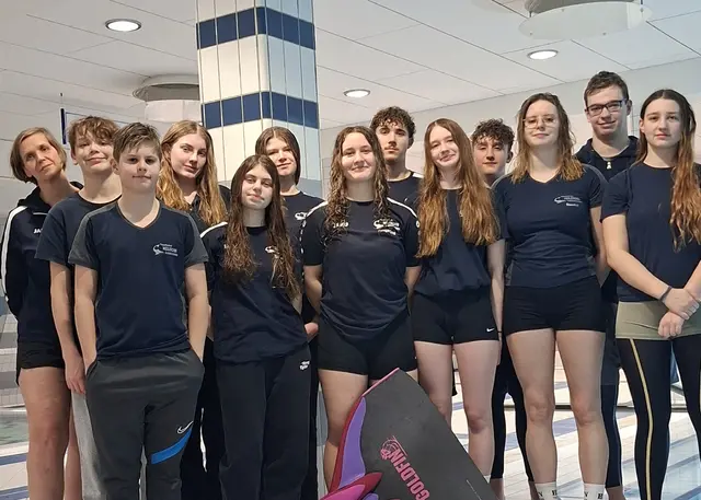 Mannschaft TC Heilbronn (v.l.n.r.): Annett Lopez, Vincent Hölzer, Daan Iven Phillipp, Charlotte Nagel, Sina Rettig, Sarah Jung, Angelina Sophie Schwarzer, Benedikt Bilicz, Esther-Sophie Seidel, Elias Korb, Beeke Alea Philipp, Tobias Fabriz, Elisa Hölzer, Leo Lang (fehlt) | Foto: Tauchclub Heilbronn e. V.