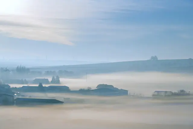 einzelne Gehöfte umringt vom Nebel | Foto: Ulrich Seidel
