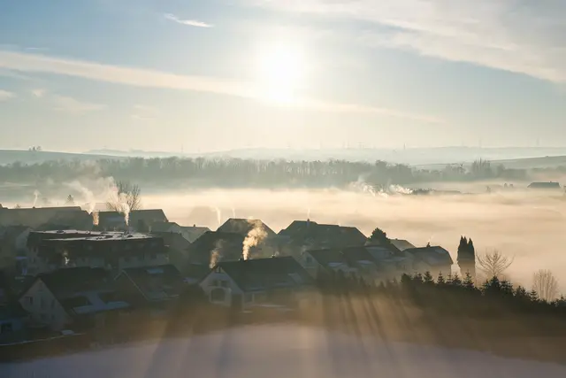 Häuser mit Nebel im Gegenlicht | Foto: Ulrich Seidel