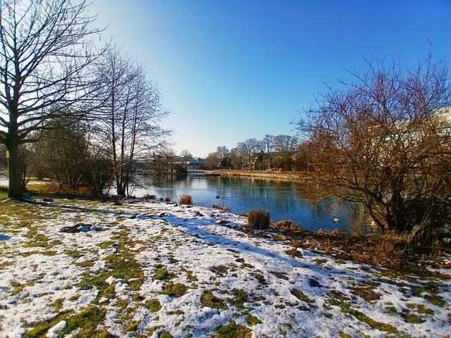 Blick über die letzten Schneereste und den See.   | Foto: sigischlottke