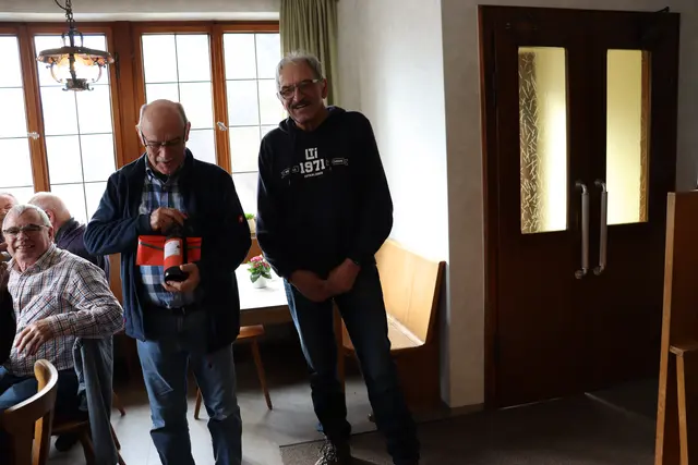 Geschenkübergabe  | Foto: Marga Specht