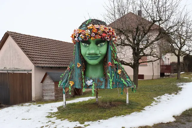 Cordula Grün: Erinnerungsstück von einem vergangenen Rosenmontagsumzug am Ortseingang von Assamstadt | Foto: Marga Specht