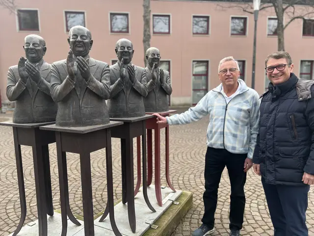 Die Claquere bleiben in Flein - darüber freuen sich Bürgermeister Alexander Krüger und der Vorsitzende der Bürgerstiftung Wolfgang Wörner | Foto: Roland Gärtner