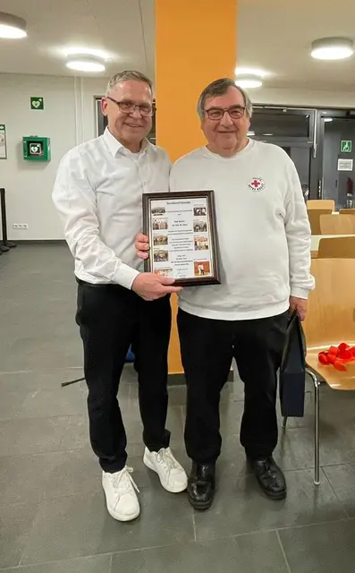 Markus Wächter (rechts) und Rolf Becker bei der Ehrung im Rahmen von 65 Jahren Blutspende in Sulzfeld – ein Moment des Dankes für jahrzehntelanges Engagement. | Foto: Markus Wächter