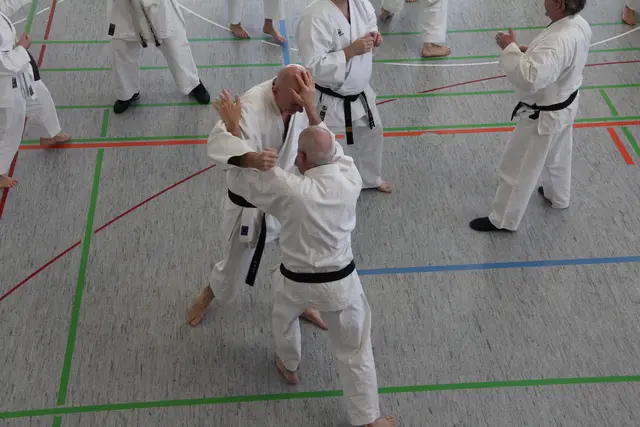 Alfred Keller (rechts) wehrt sich gegen einen Schwingerangriff von Jens Haar | Foto: Karateverein Eppingen