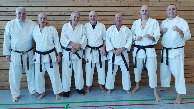 Die Eppinger Teilnehmer beim Selbstverteidigungslehrgang zusammen mit den Referenten: (v.l.) Sigi Wolf, Alfred Keller, Jürgen Antritter, Carsten Brunner, Steffen Kuhn, Jens Haar und Marc Puhlmann | Foto: Karateverein Eppingen